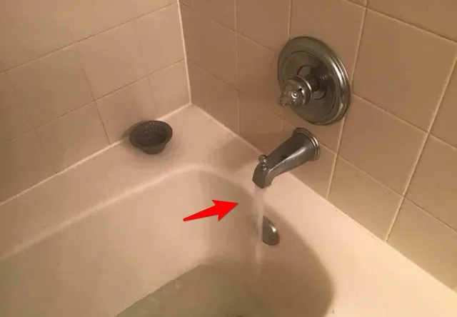 Shower diverter not fully working: photo 1 from a Chicago inspection report