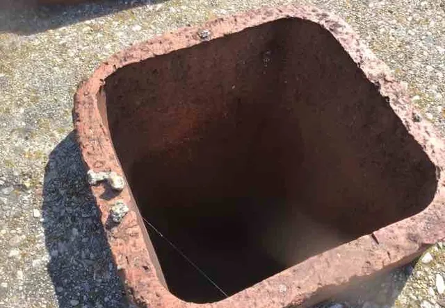 No cap on the chimney: photo 1 from a Chicago inspection report