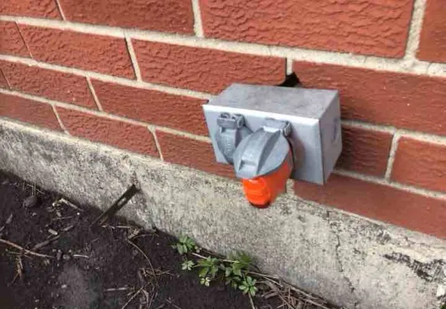Outdoor outlets without GFCI protection: photo 1 from a Chicago inspection report