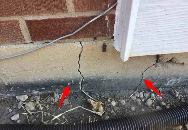 Crack in the foundation wall outside: photo 1 from a Chicago inspection report
