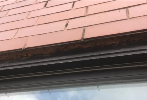 Rusting steel lintel above a window in brick masonry (photo 2)