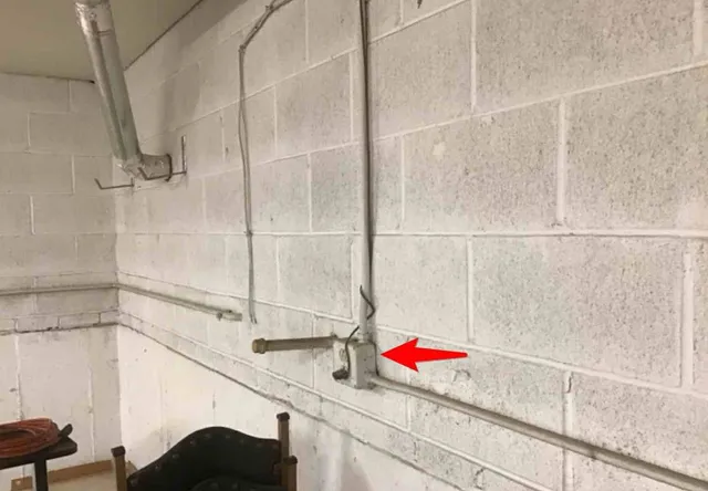Door opener running on an extension cord: photo 2 from a Chicago inspection report