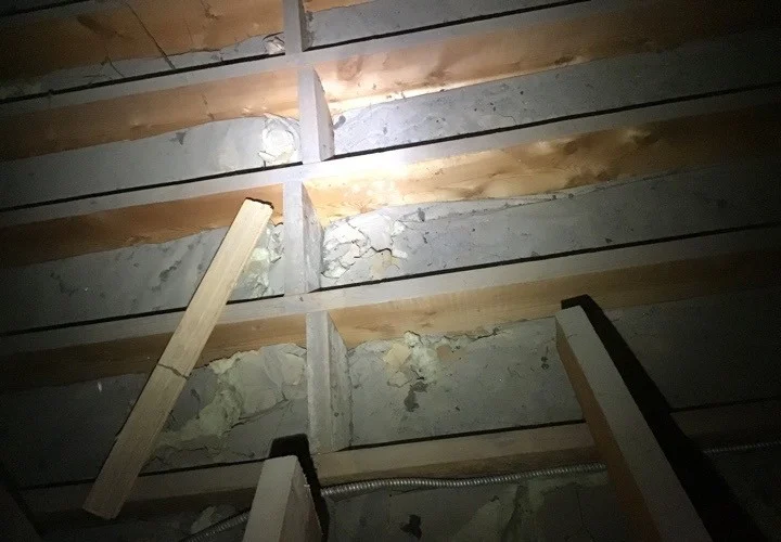 Thin loose-fill insulation between attic joists