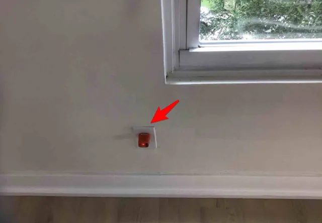 Outlet with no ground: photo 1 from a Chicago inspection report