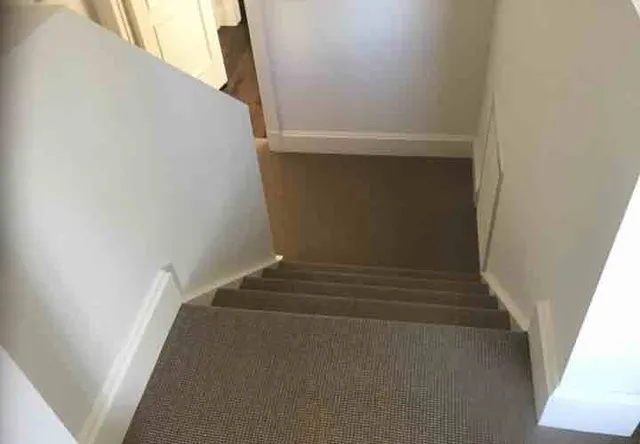 Stairs with no handrail: photo 2 from a Chicago inspection report