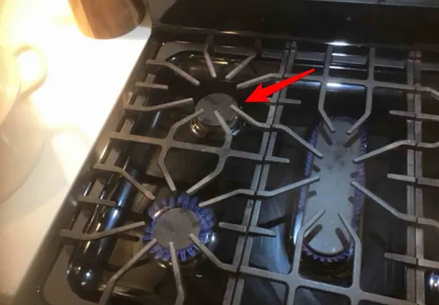 Cooktop burner won’t light: photo 1 from a Chicago inspection report