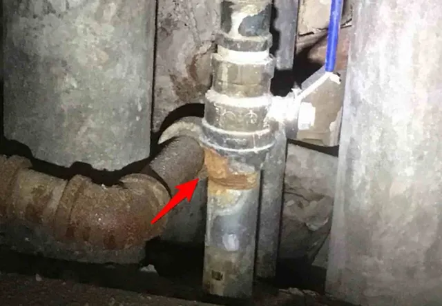 Corroded galvanized pipe fittings: photo 1 from a Chicago inspection report