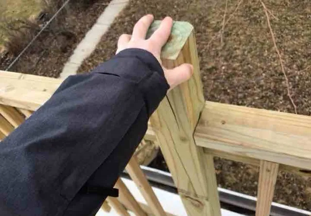Loose guardrails on the roof deck: photo 2 from a Chicago inspection report